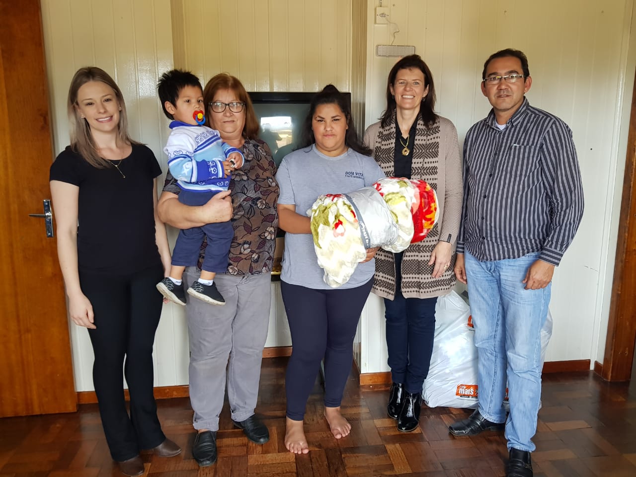 You are currently viewing Prefeito realiza entrega de cobertores ao Serviço de Acolhimento Institucional para Crianças e Adolescentes Raio de Luz