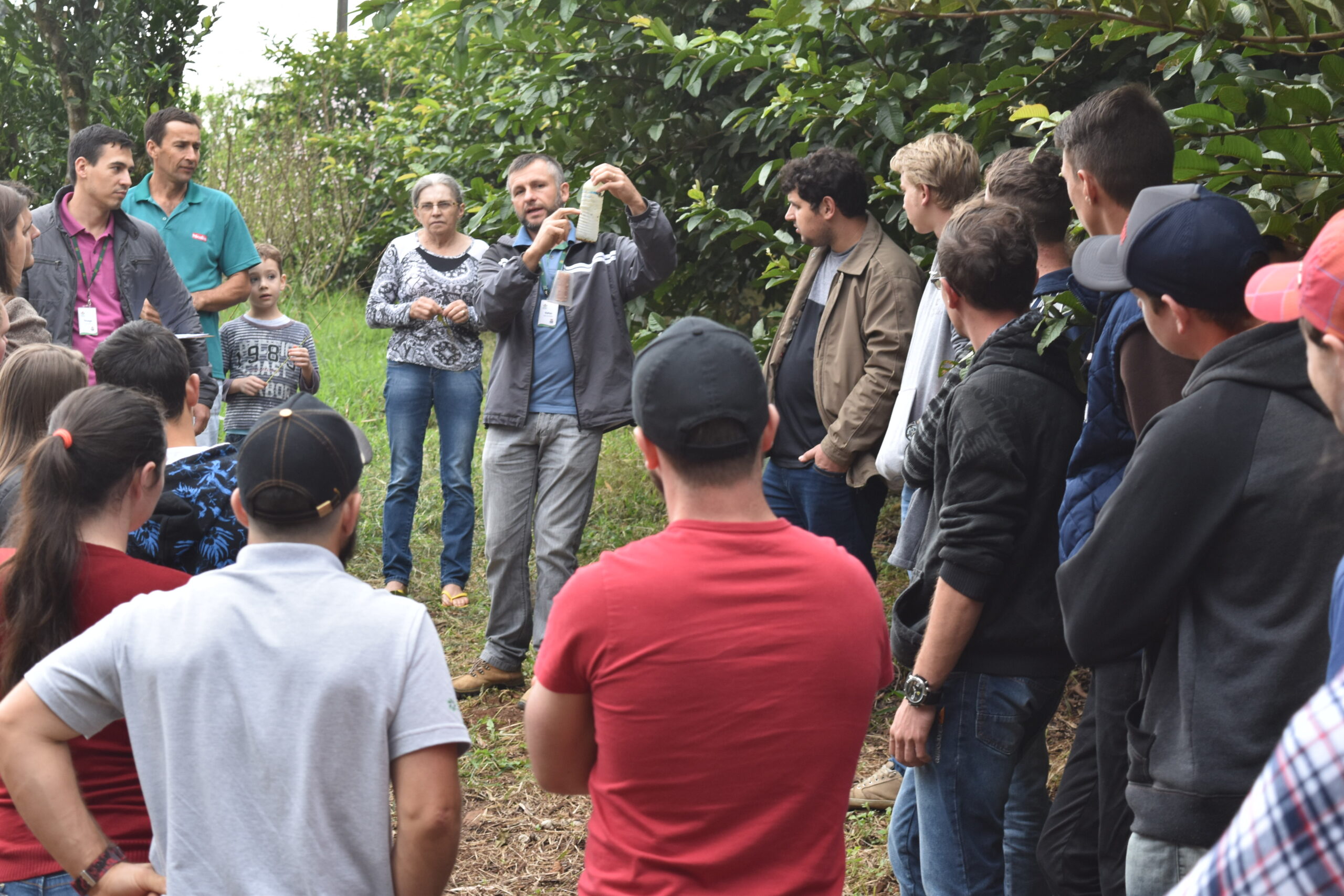 You are currently viewing Estudantes de Concórdia conhecem propriedade modelo em fruticultura em Marema