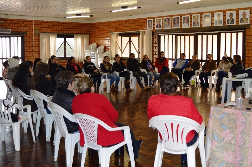 You are currently viewing Equipe participa de capacitação sobre programas da assistência social em Passos Maia