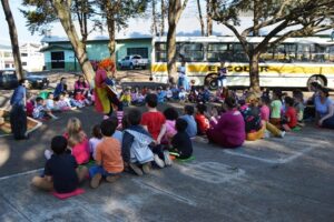Read more about the article Contação de história leva crianças para locais diferentes da sala de aula em Passos Maia