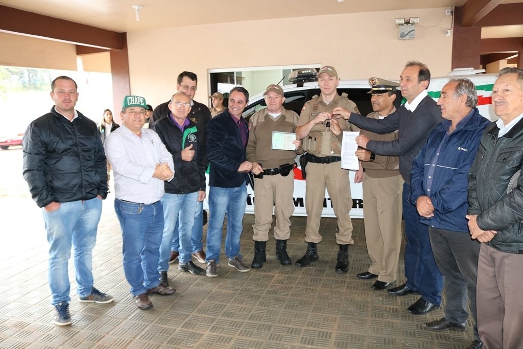 Read more about the article Executivo e Legislativo de Abelardo Luz oficializam entrega de caminhonete à Polícia Militar