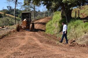 Read more about the article Prefeito de Marema acompanha melhoria nas estradas do interior