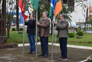Read more about the article Alunos, professores e autoridades prestam homenagem à Pátria na Praça Frei Bruno