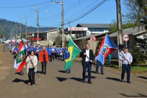 Read more about the article Desfile de 7 de setembro é acompanhado por centenas de pessoas em Passos Maia