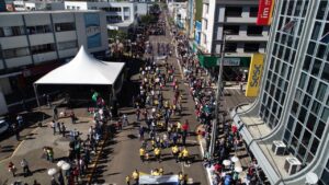 Read more about the article Comunidade lota a Rua Coronel Passos Maia para acompanhar Desfile Cívico em Xanxerê
