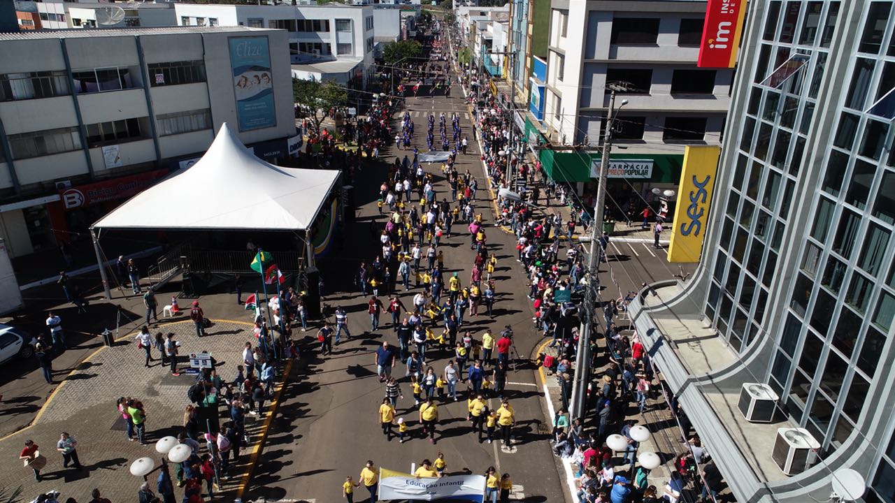 You are currently viewing Comunidade lota a Rua Coronel Passos Maia para acompanhar Desfile Cívico em Xanxerê