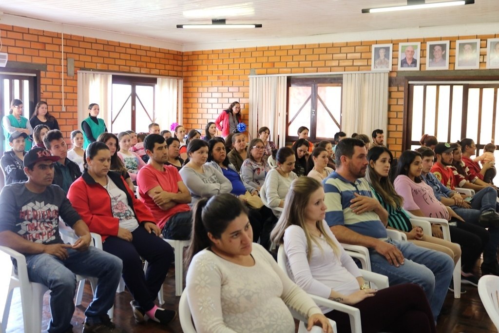 You are currently viewing Grávidas e futuros pais são envolvidos em Encontro de Gestantes em Passos Maia