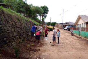 Read more about the article Ação comunitária: moradores do Bairro Santa Cruz retiram lixos das ruas e plantam árvores