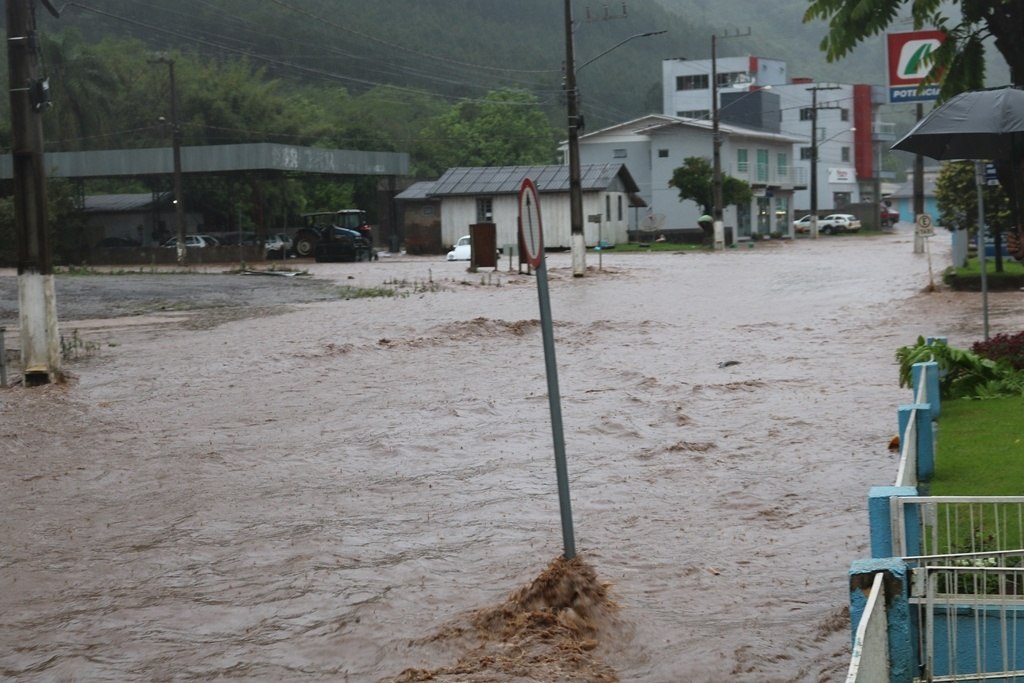 You are currently viewing Passos Maia presta apoio a famílias atingidas por inundação