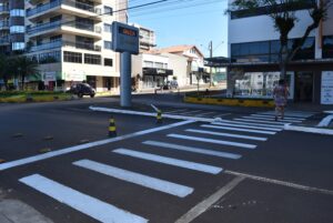Read more about the article Xaxim investe em segurança no trânsito com pintura de 150 faixas de pedestres