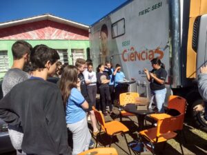 Read more about the article Estudantes aprendem sobre ciência e tecnologia em caminhão do Sesi