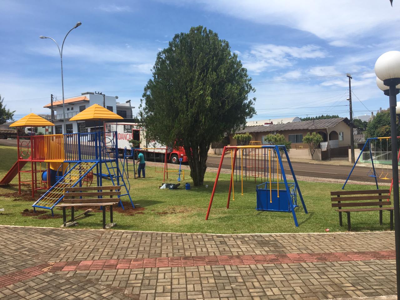 Read more about the article Parque infantil é instalado na Praça Municipal de Ipuaçu