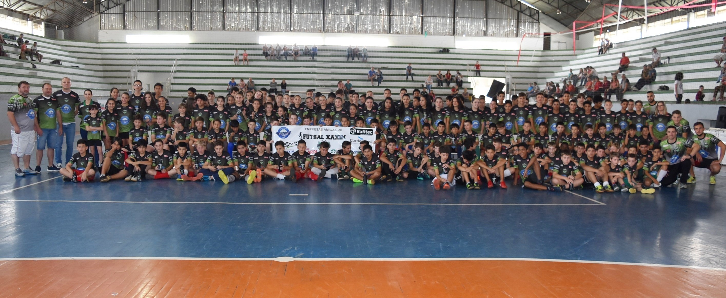 Read more about the article Secretaria de Esportes e Lazer realiza entrega de uniformes para atletas da Escolinha de Futsal