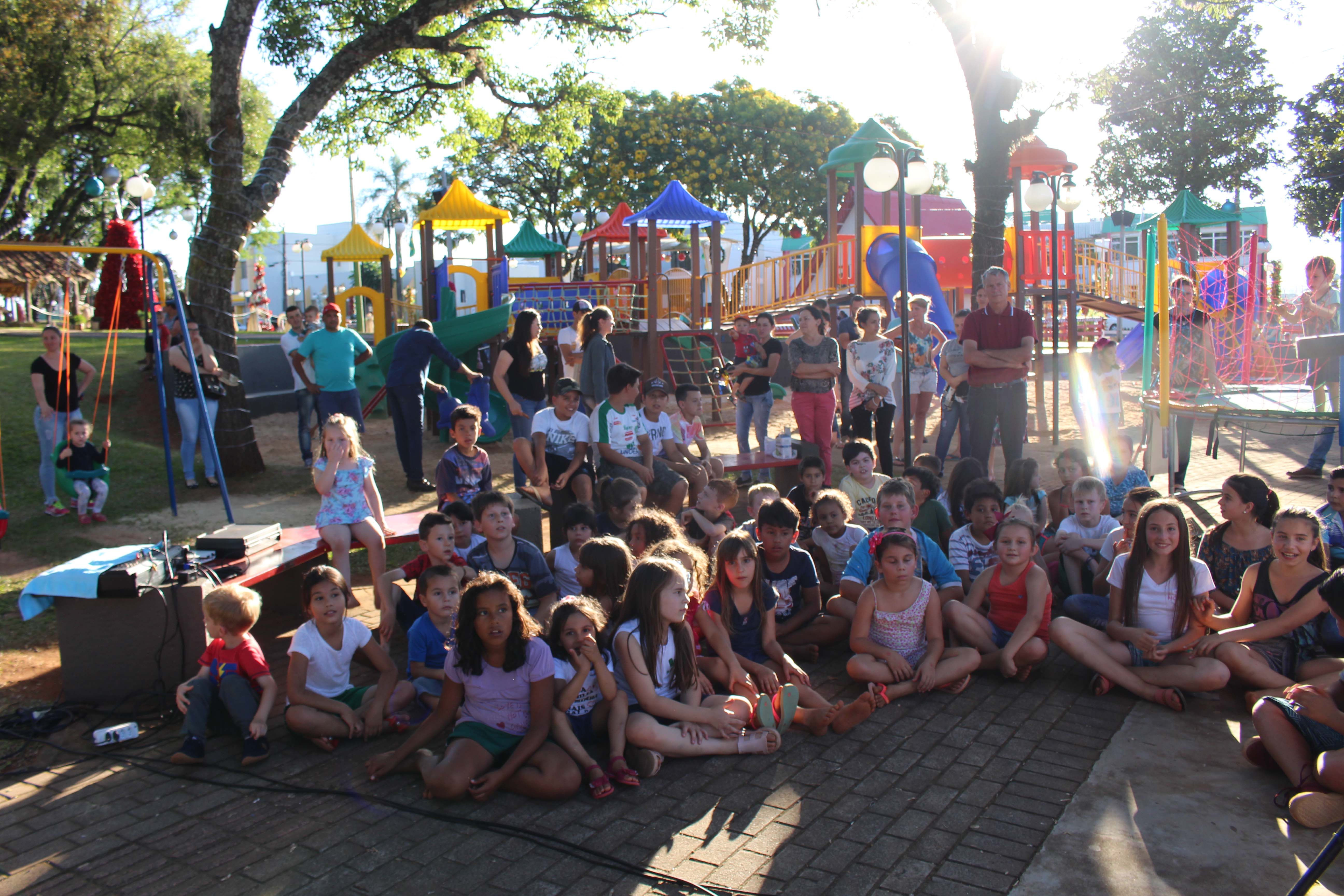 Read more about the article Prefeita Eliéze inaugura novo parque infantil na Praça Central