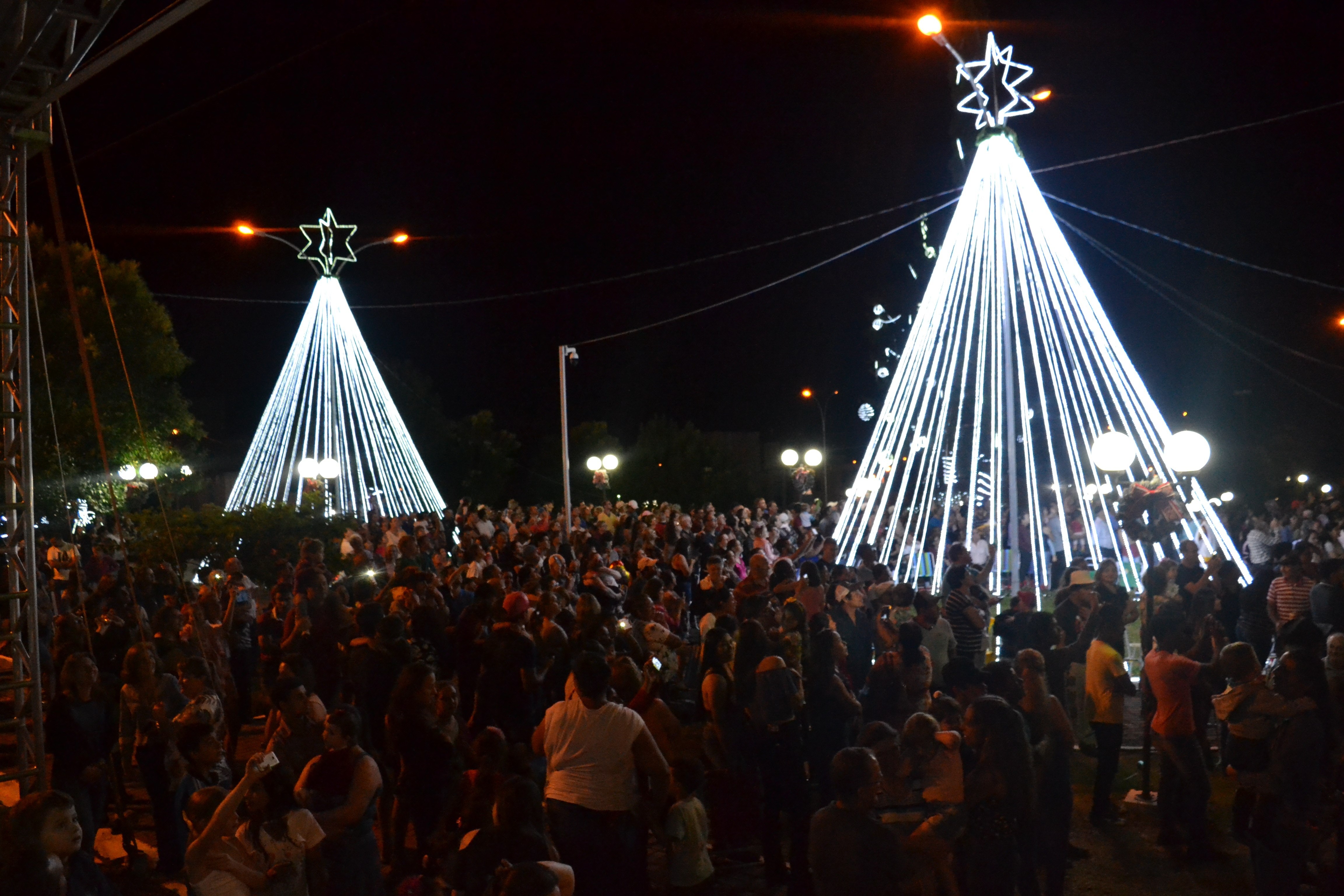 Read more about the article Mais de 2 mil pessoas prestigiam a abertura do 2º Natal da Família de Ipuaçu