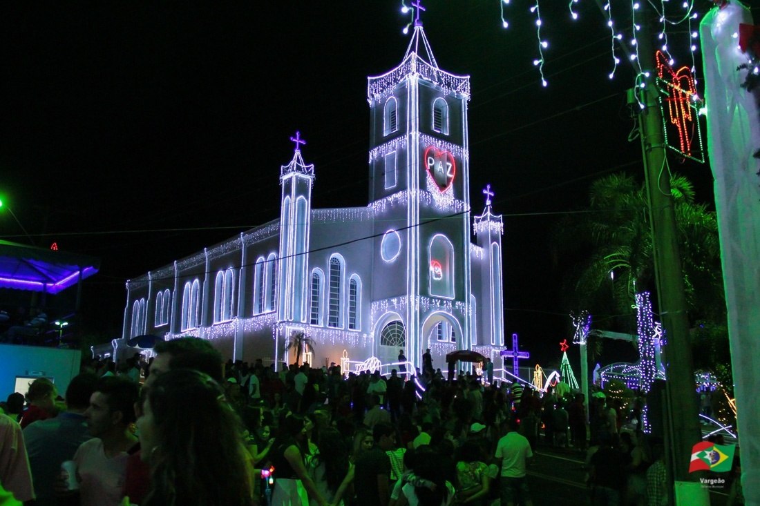 You are currently viewing Milhares de pessoas lotam praça de Vargeão na abertura do Natal da Gente 2018
