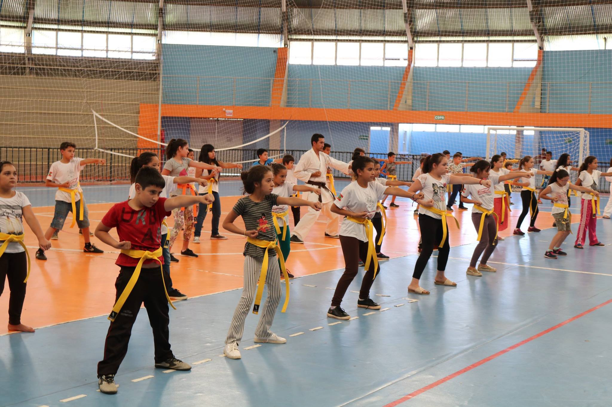 You are currently viewing CME realiza cerimônia de graduação e entrega de faixas a atletas da Escolinha de Karatê