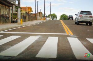 Read more about the article Ruas recentemente pavimentadas recebem faixas de sinalização em Vargeão