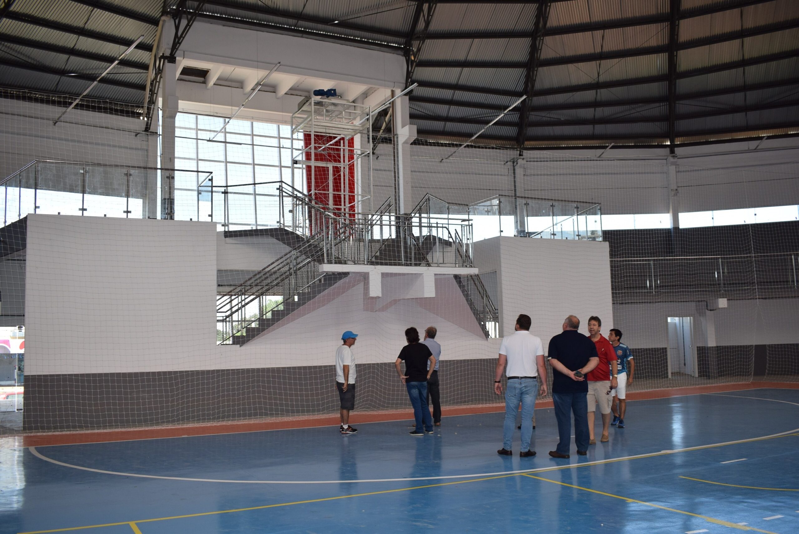 Read more about the article Equipe da prefeitura com engenheiro e arquiteto do projeto de reconstrução da Nova Arena Ivo Sguissardi visitam a obra