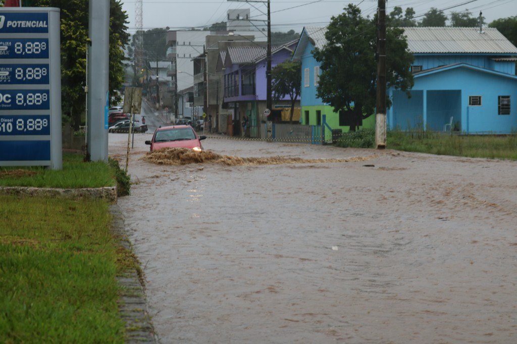 Read more about the article Enchente em Passos Maia atinge moradias e estabelecimentos