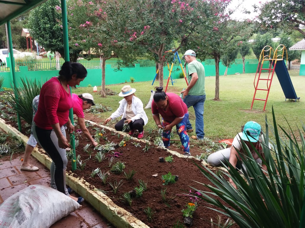Read more about the article Secretaria de Agricultura realiza curso de jardinagem com pais da EEF Toldo Velho