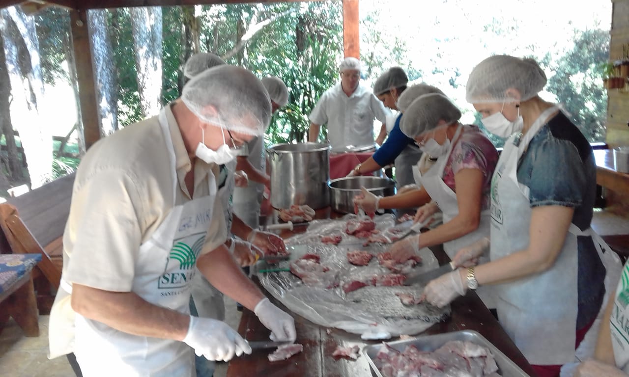 You are currently viewing Nova turma de agricultores aprende a produzir embutidos de carne suína em Passos Maia