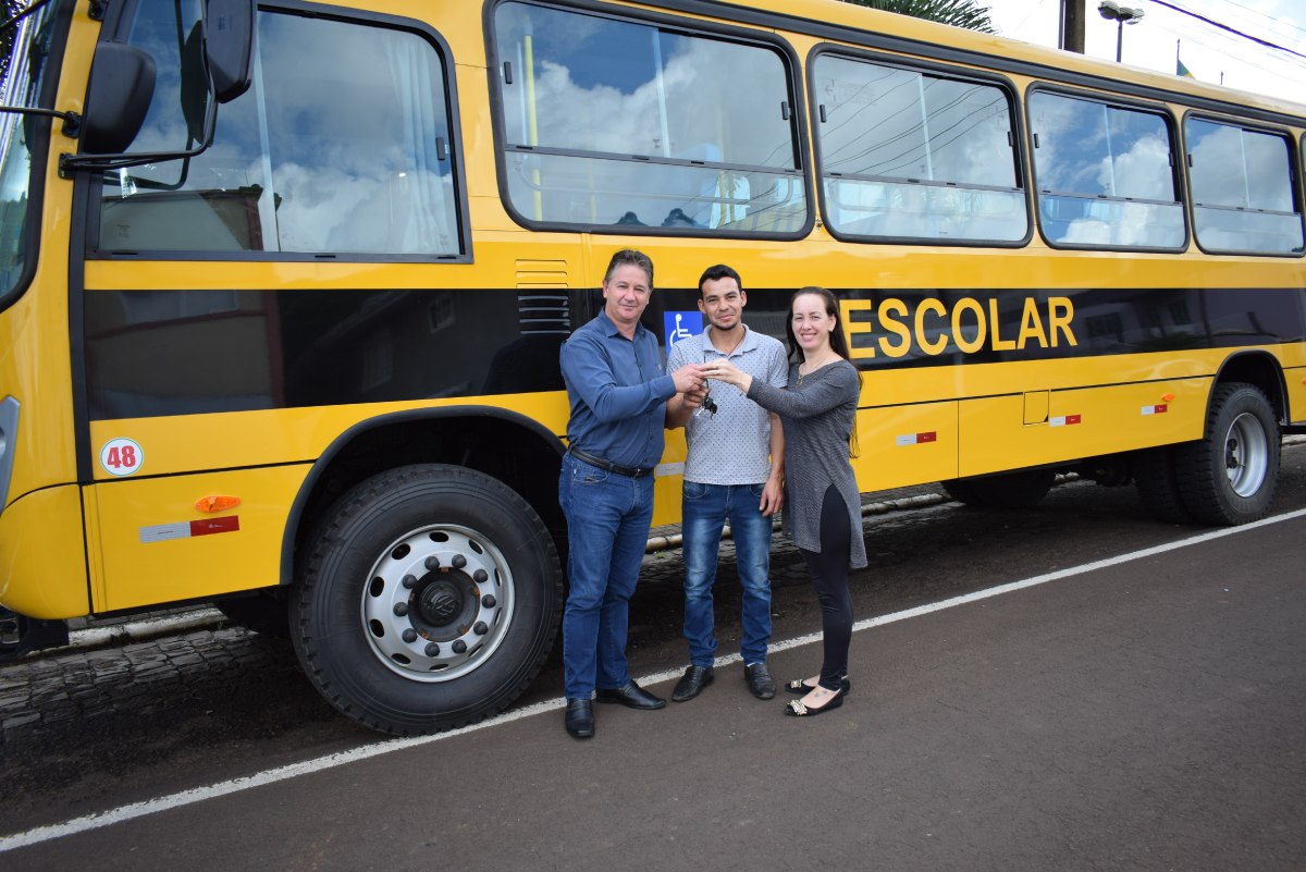 Read more about the article Ônibus escolar com acessibilidade é oficialmente entregue para iniciar os transportes