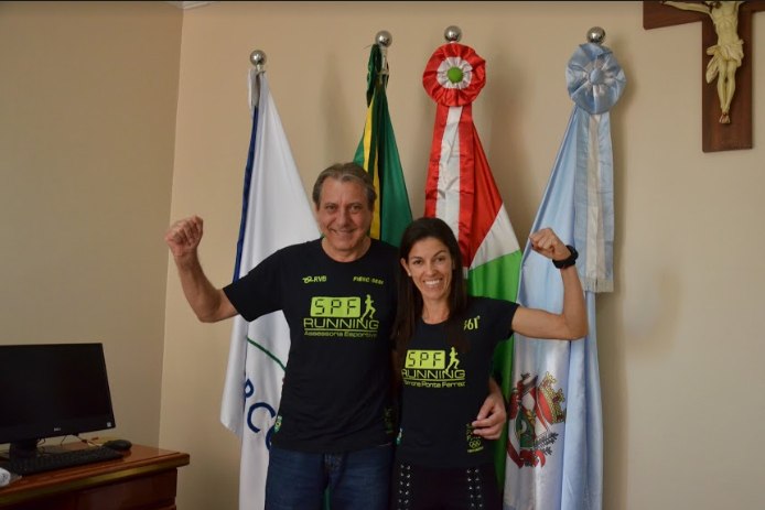Read more about the article Prefeito Tibe recebe em seu gabinete a maratonista Simone Ponte Ferraz