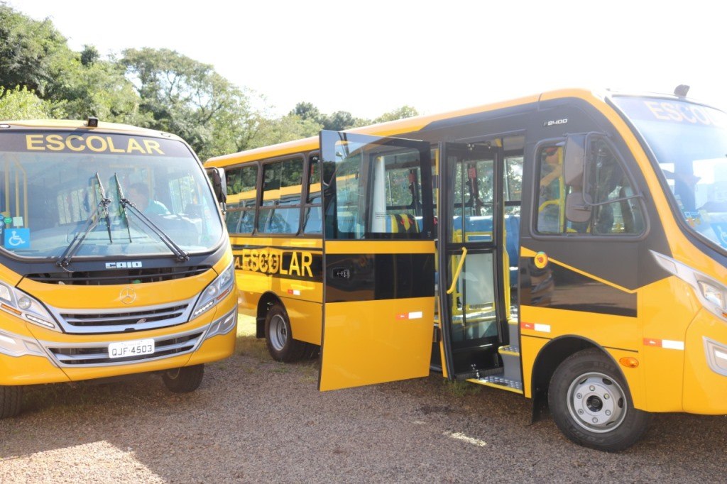 Read more about the article Secretaria de Educação de Passos Maia recebe dois ônibus para transporte escolar