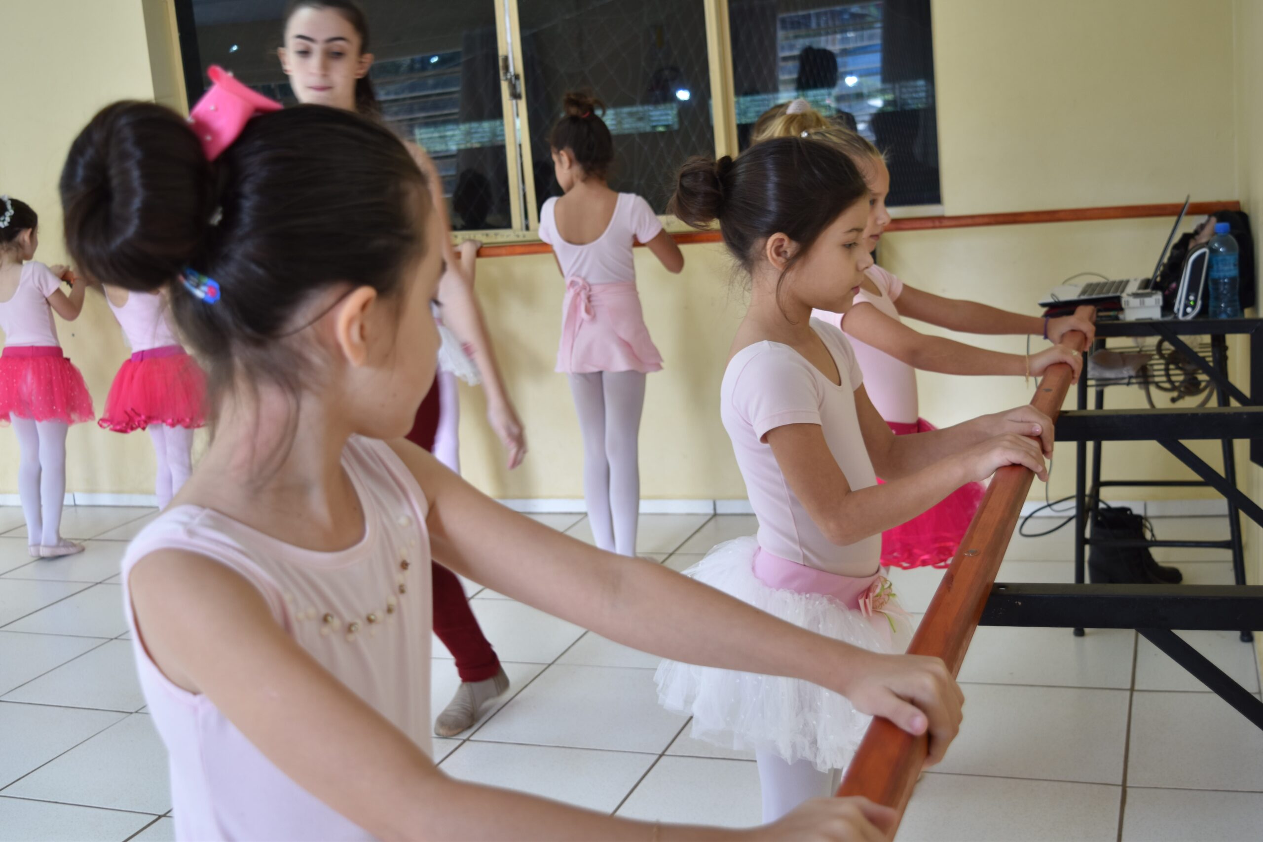 Read more about the article Alunas de Ballet comemoram o Dia Internacional da Dança em Marema
