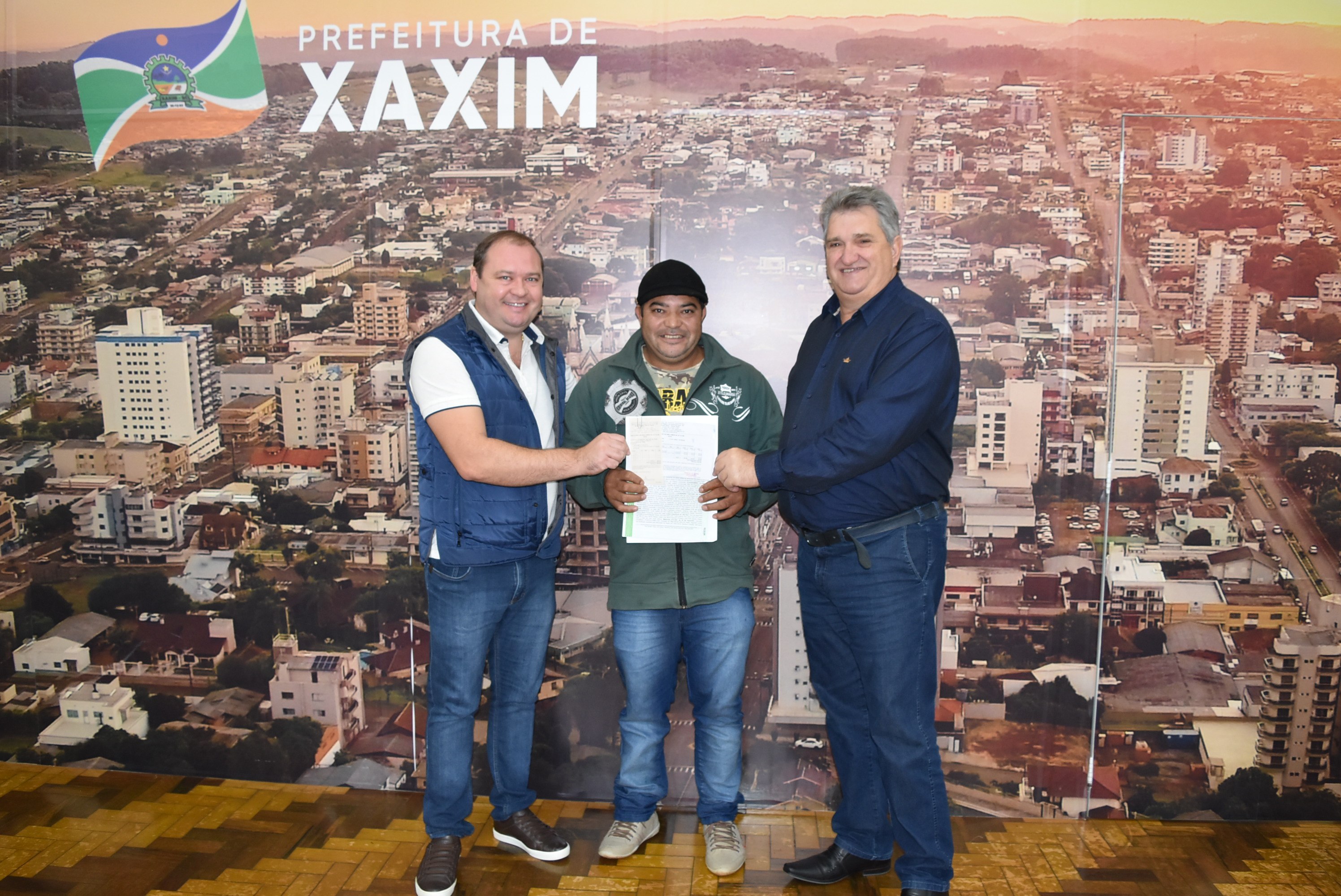Read more about the article Governo de Xaxim entrega escrituras para moradores de dois loteamentos