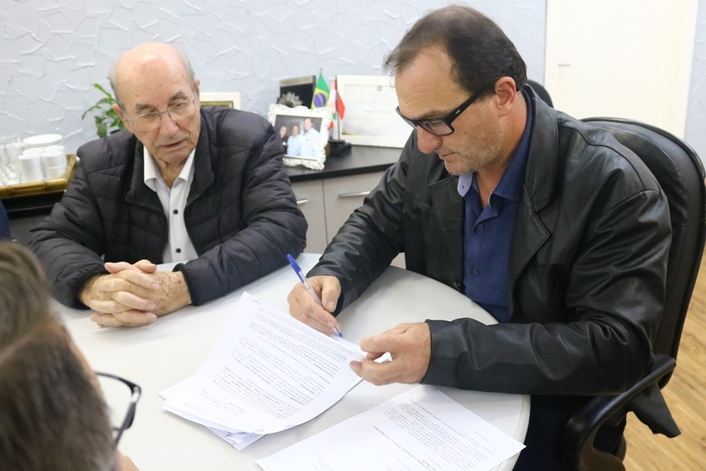 Read more about the article Assinados contratos de garantia e vinculação de receita para obra de R$ 2 milhões em Passos Maia