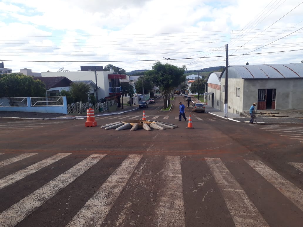 You are currently viewing Governo municipal instala rotatórias em vias públicas de Ipuaçu