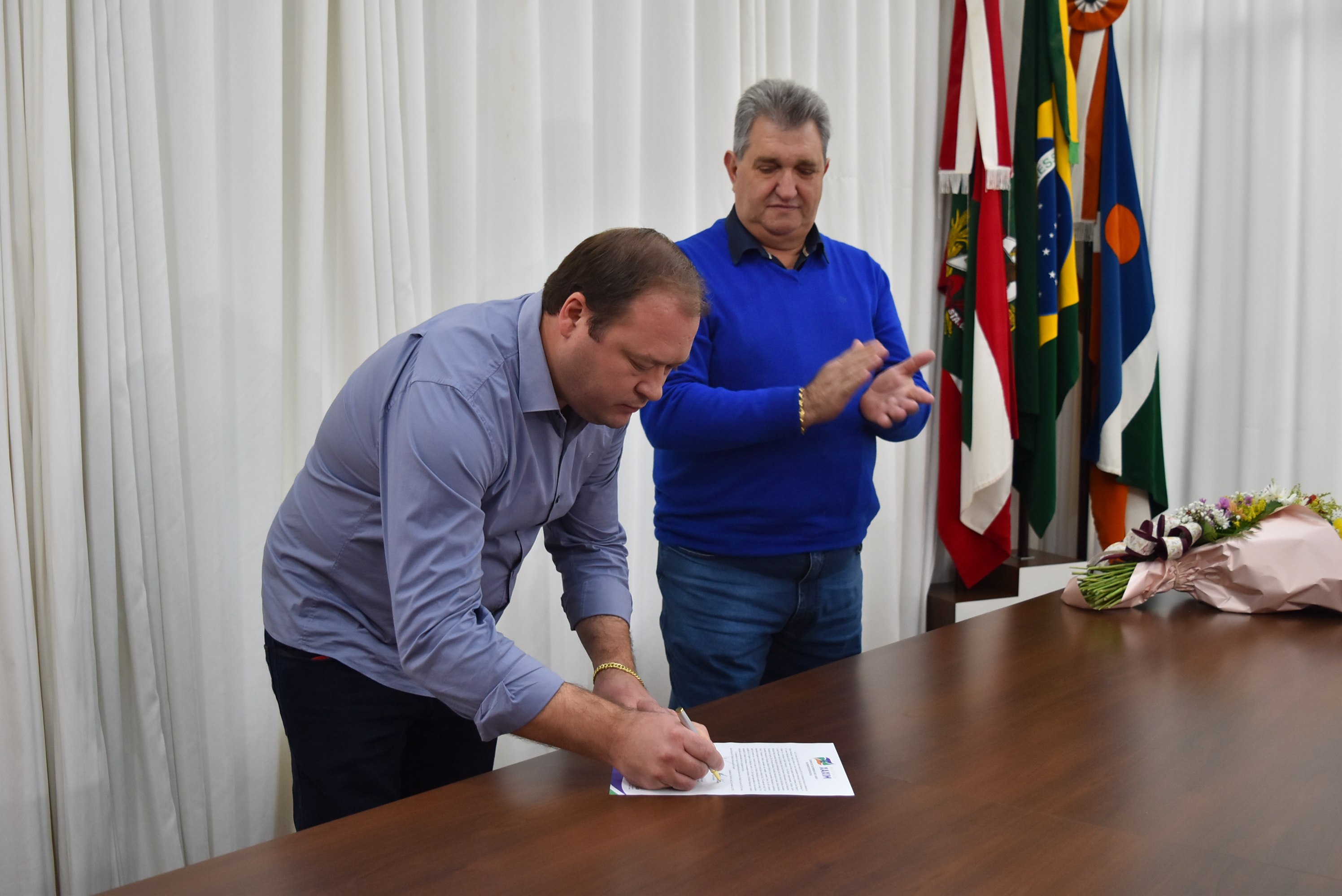 You are currently viewing Prefeito Lírio Dagort transmite cargo ao Vice-prefeito Adriano Bortolanza durante período de férias