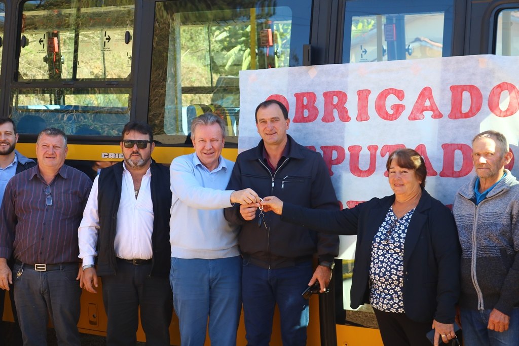 Read more about the article Prefeito recebe visita de deputado e entrega de novo ônibus para Passos Maia