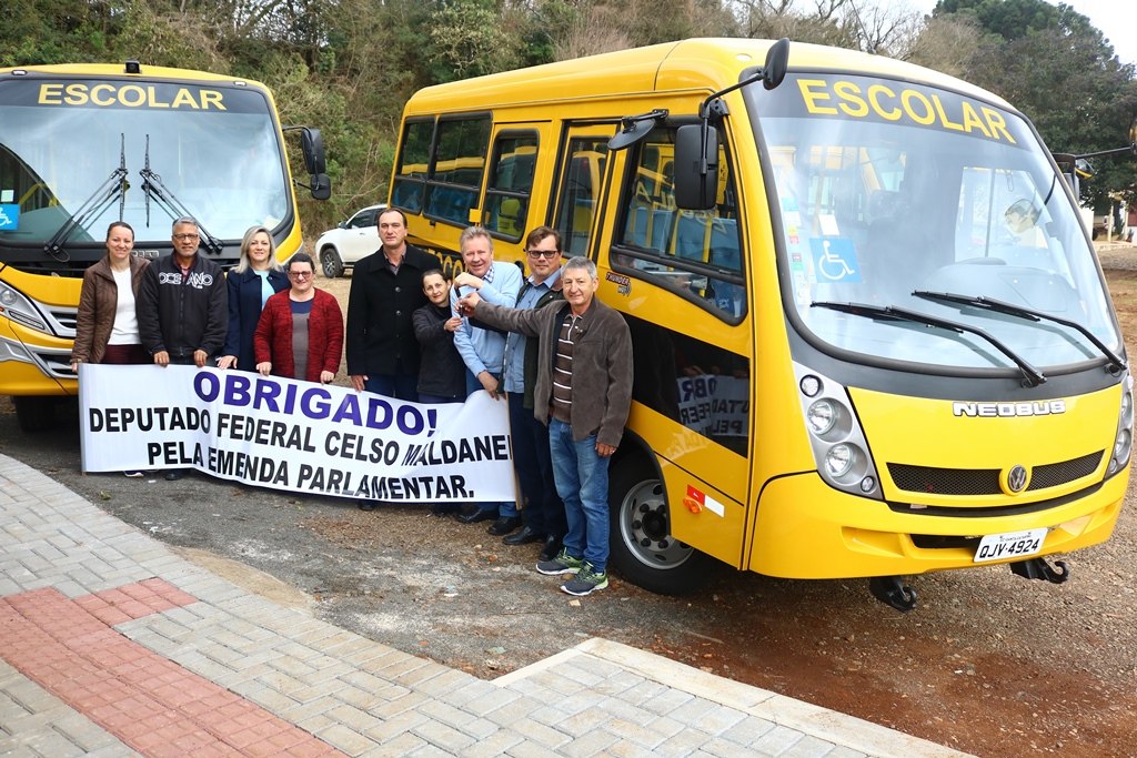 Read more about the article Novo micro-ônibus é entregue oficialmente a Passos Maia em visita de deputado federal