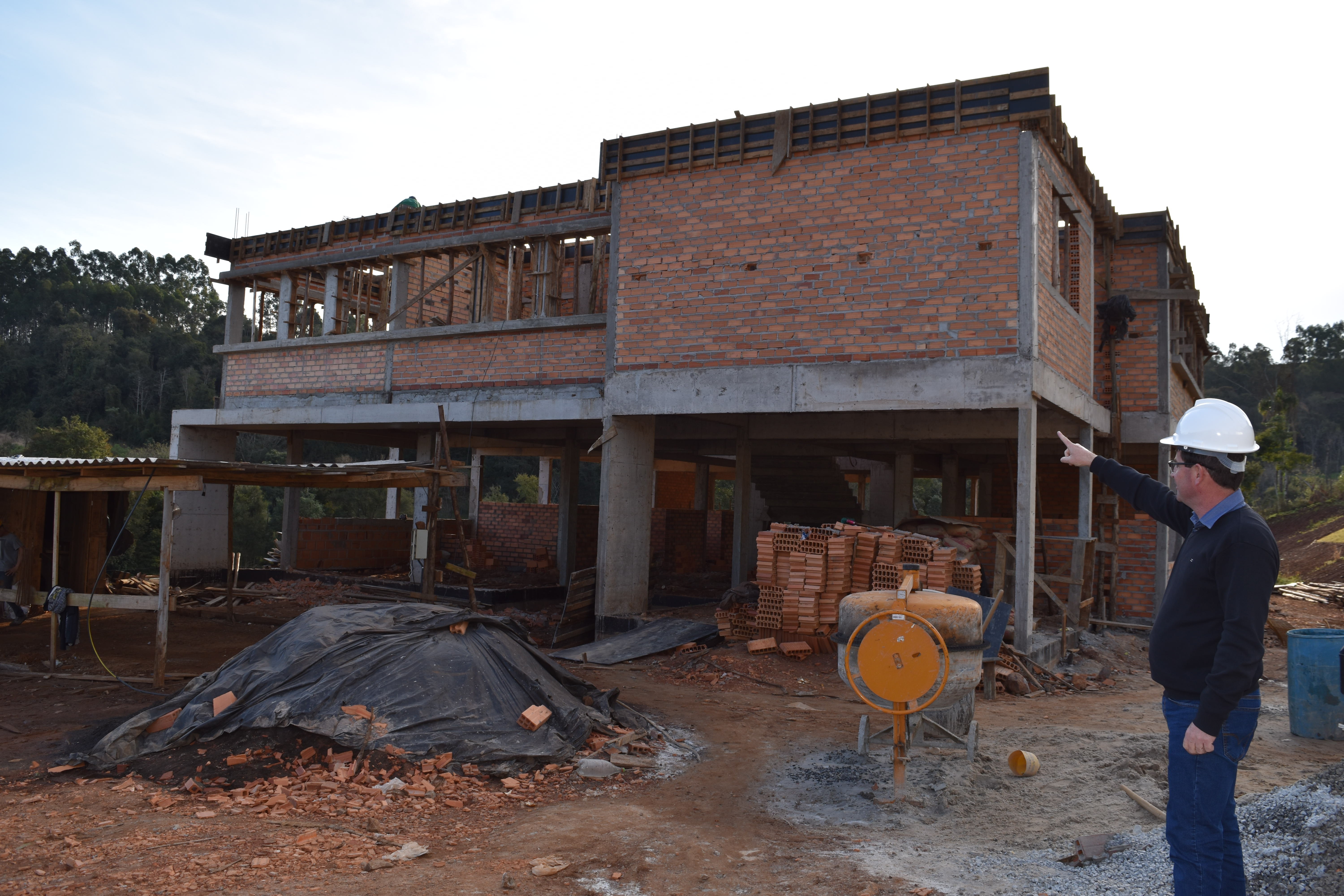 Read more about the article Prefeito Barella vistoria construção do novo centro administrativo