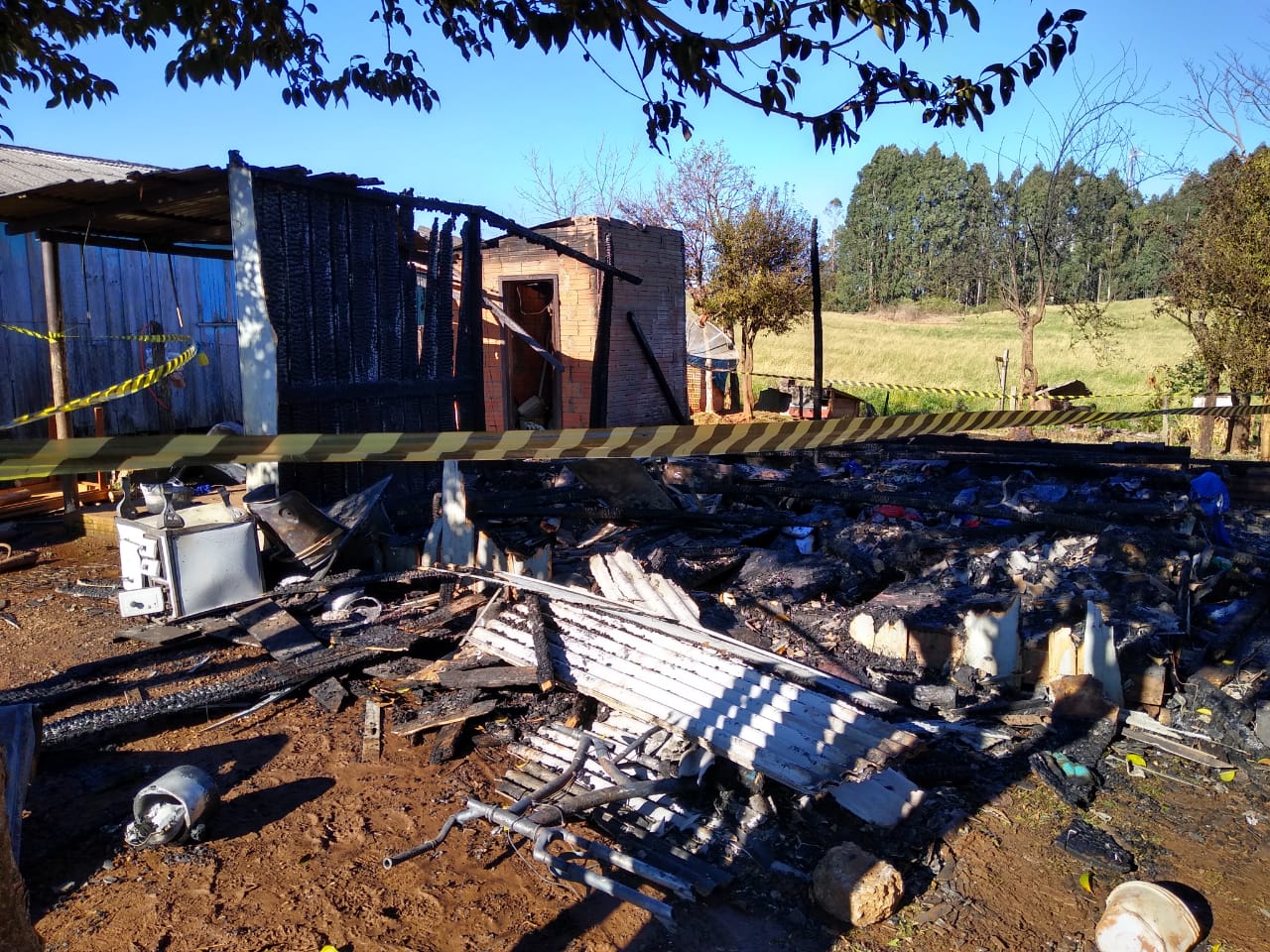 Read more about the article Prefeitura atende família que teve casa consumida pelo incêndio no Bairro Ervatal