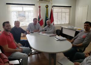Read more about the article Prefeito e empreiteira assinam contrato para revitalização de avenida em Passos Maia