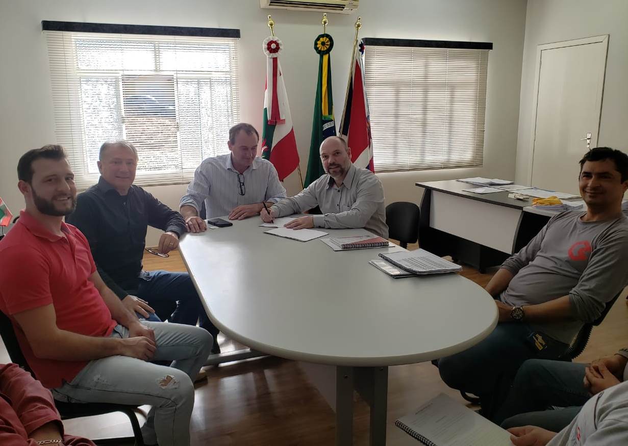 You are currently viewing Prefeito e empreiteira assinam contrato para revitalização de avenida em Passos Maia