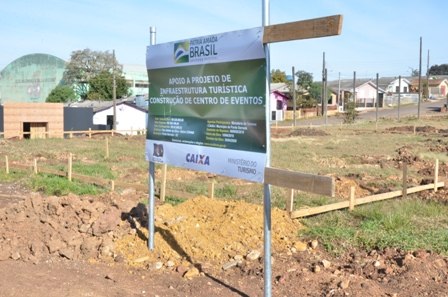 Read more about the article Prefeito Tibe acompanha o andamento da construção do Centro de Eventos do bairro COHAB
