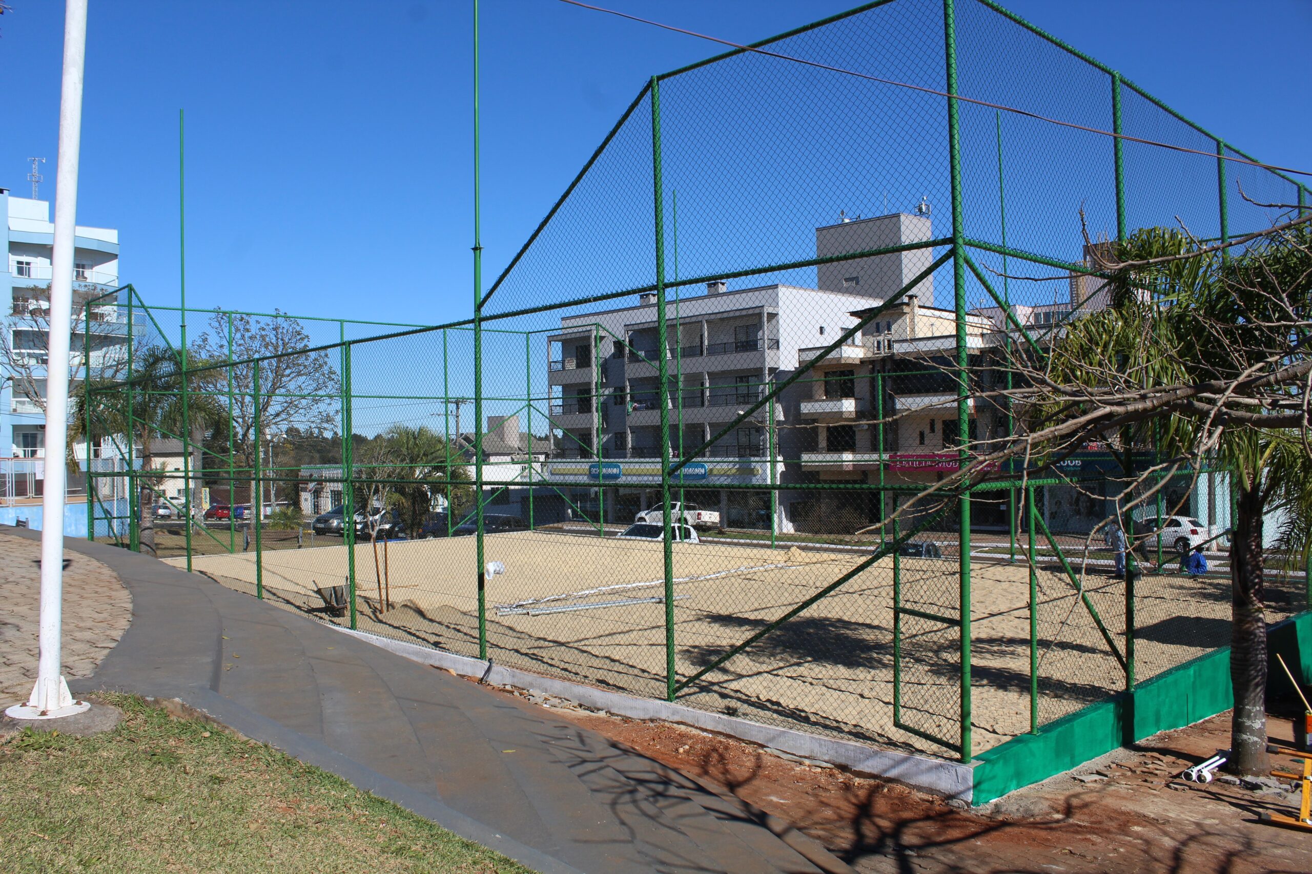 You are currently viewing Quadra de areia na praça está com a obra 90% concluída