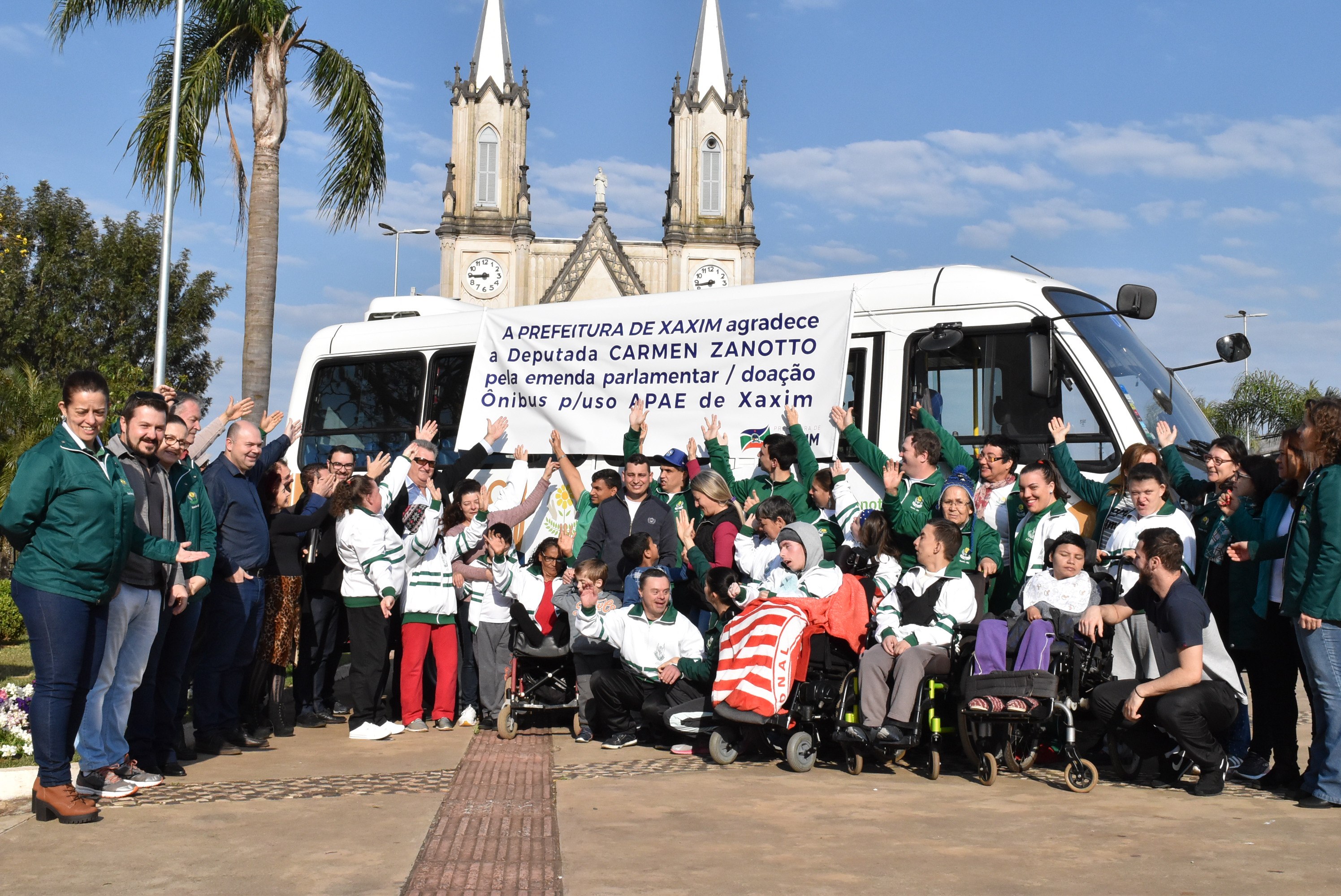 Read more about the article APAE de Xaxim recebe novo ônibus