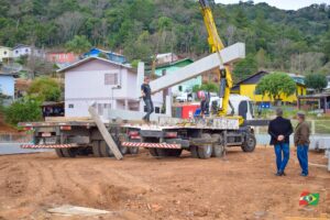 Read more about the article Estruturas pré-moldadas chegam para construção de quadra coberta