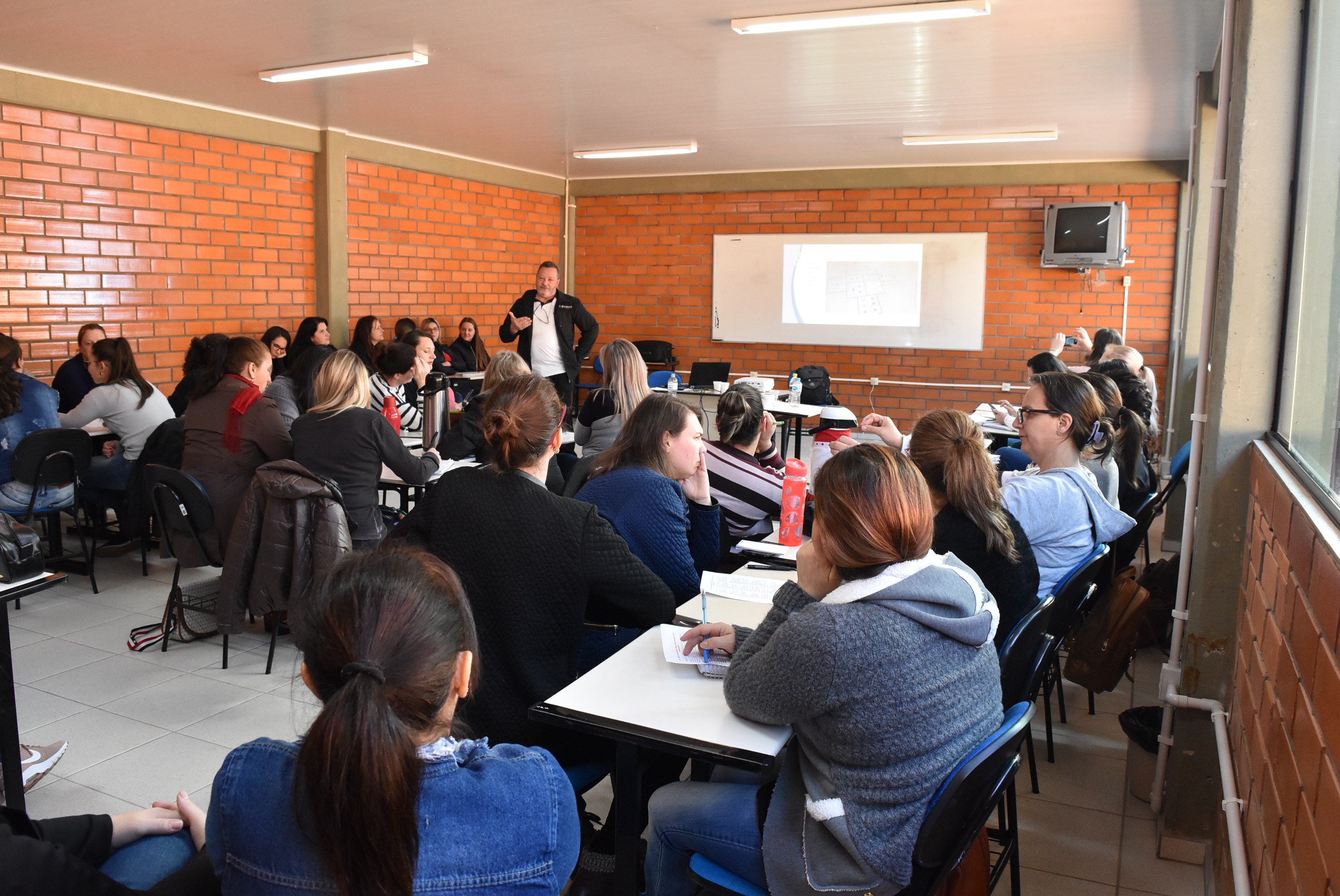 Read more about the article Governo Municipal através da Secretaria de Educação realiza capacitação com professores