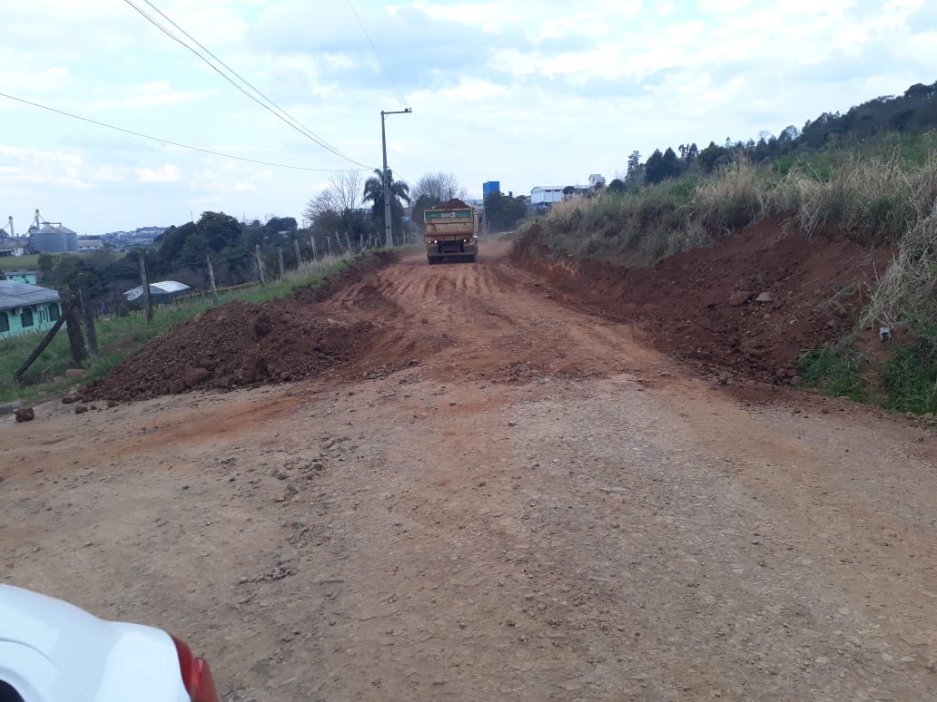 You are currently viewing Setor de infraestrutura realiza melhorias em estradas do município
