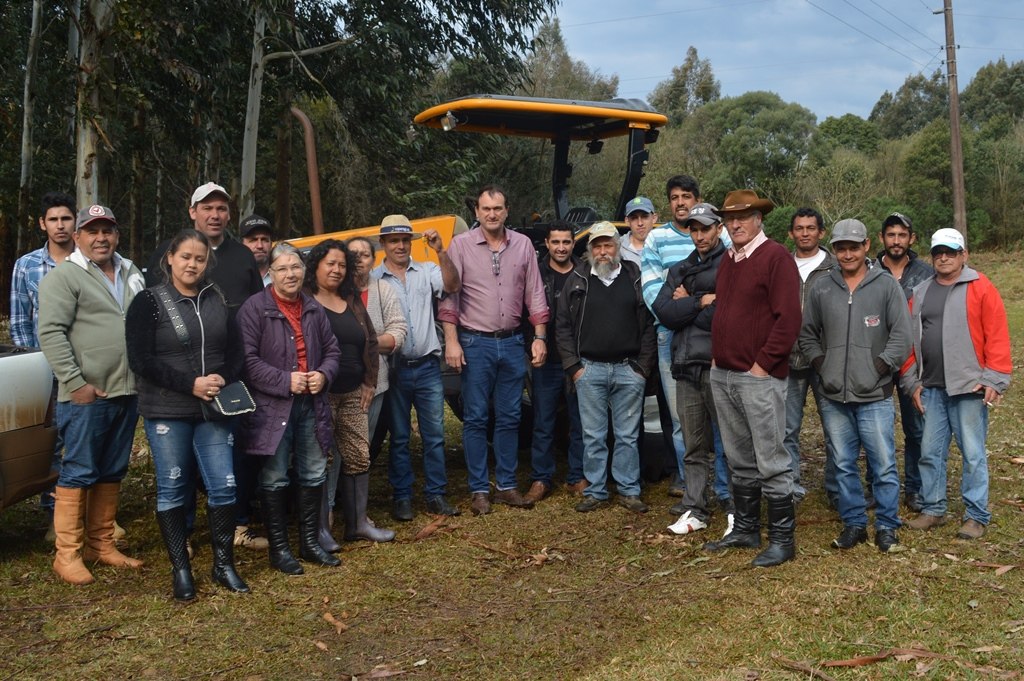 Read more about the article Administração de Passos Maia cede máquinas agrícolas para comunidade a mais de 50 km da cidade