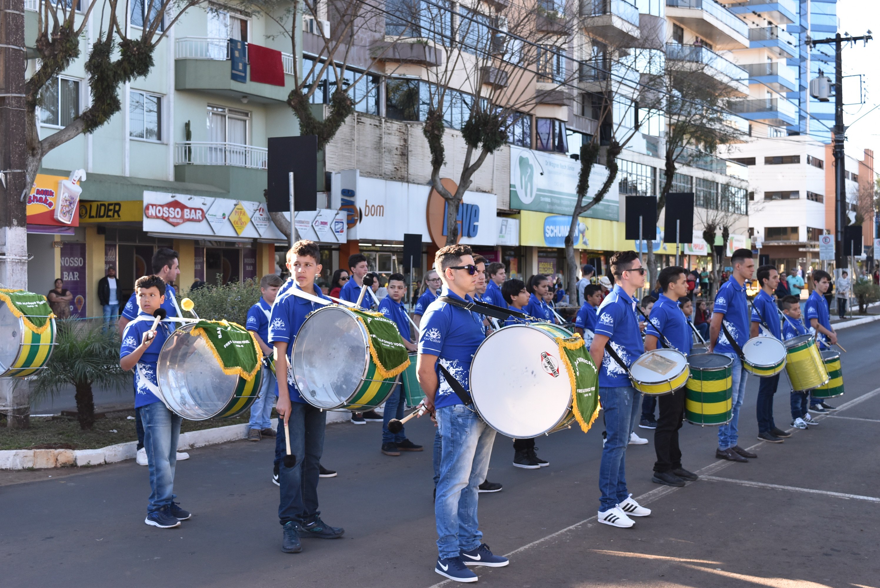 Read more about the article Milhares de pessoas prestigiam desfile cívico em Xaxim.