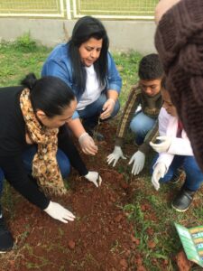 Read more about the article Projeto “Eu, você e uma árvore” planta mudas em Unidade de Saúde