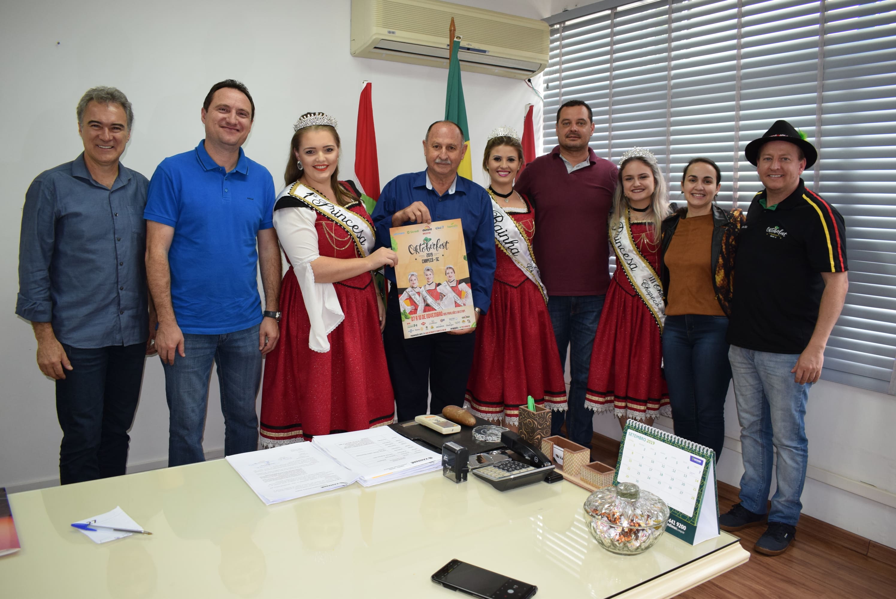 Read more about the article Prefeito recebe visita da Rainha e Princesas da Oktoberfest Chapecó